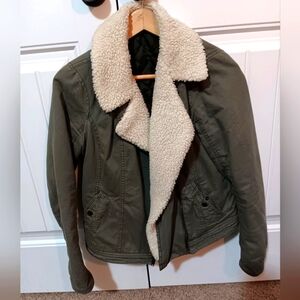 Hollister Size M Olive Green Sherpa Lined Jacket
